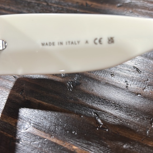SOLD! CHANEL 2023 STUNNING SHADES. BEAUTIFUL!!!! Enjoyed maybe 3 times. - Picture 11 of 17